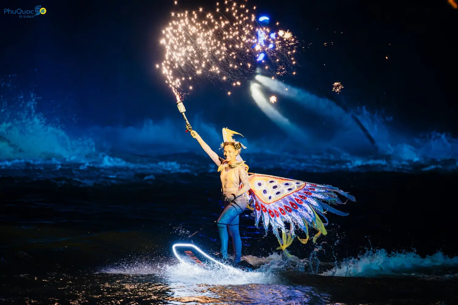 Nghệ sĩ lướt ván mang cánh bướm phát sáng trong show Symphony of the Sea Phú Quốc