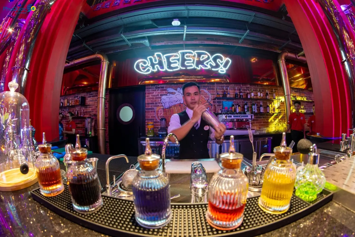 Bartender chuyên nghiệp đang pha chế đồ uống tại quầy bar đèn neon Cheers