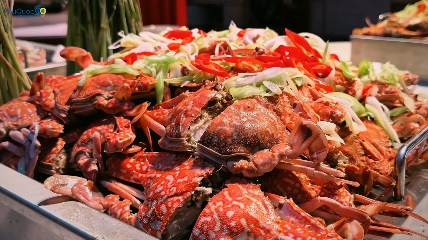Khay ghẹ hấp tươi ngon đầy ắp tại quầy buffet hải sản