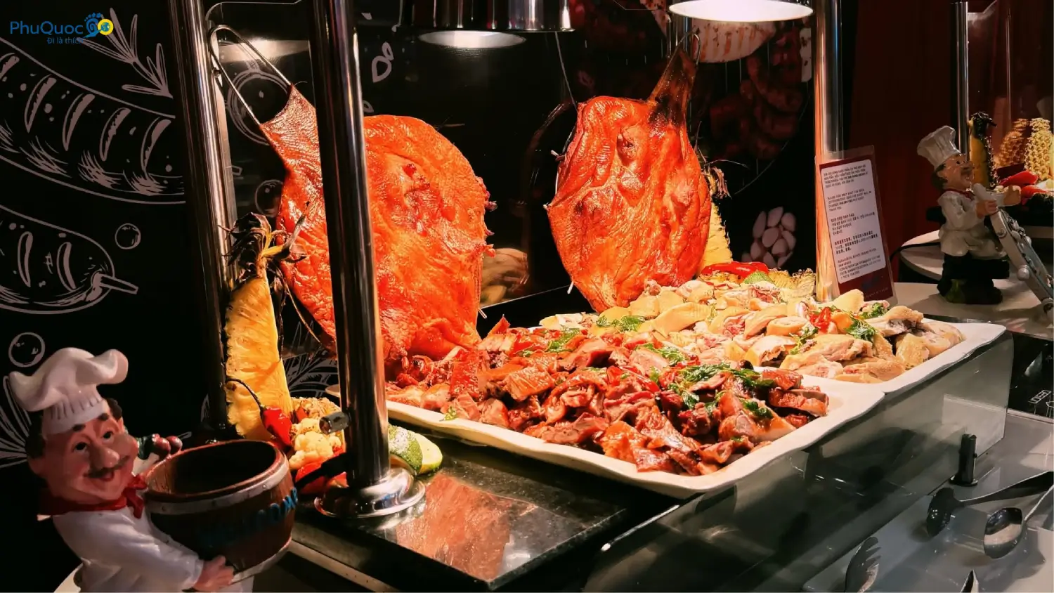 Quầy thịt nướng BBQ và heo quay giòn rụm trong tiệc buffet