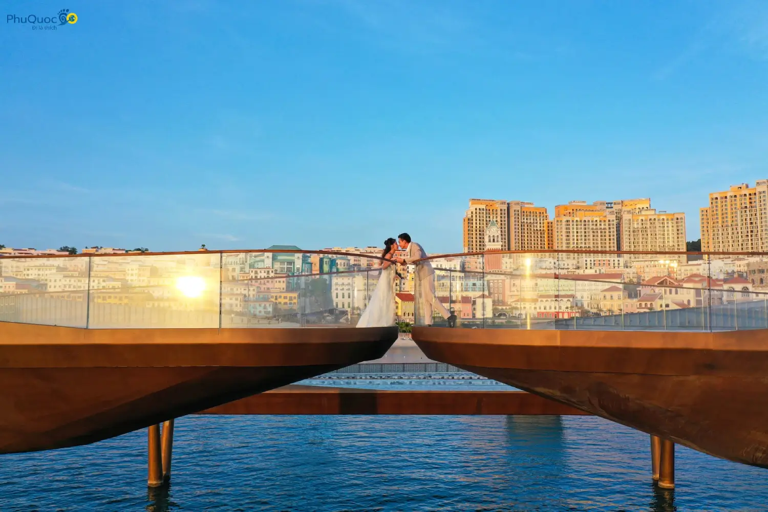 Thị trấn Hoàng Hôn Sunset Town và Cầu Hôn lung linh lúc chiều tà tại Nam Phú Quốc