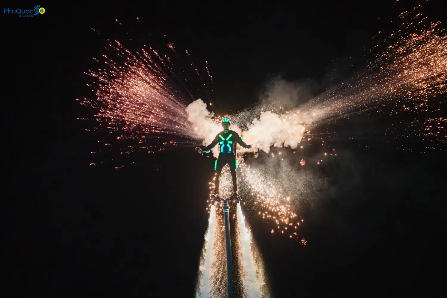 Màn trình diễn Flyboard kết hợp hiệu ứng pháo hoa rực rỡ show Symphony of the Sea