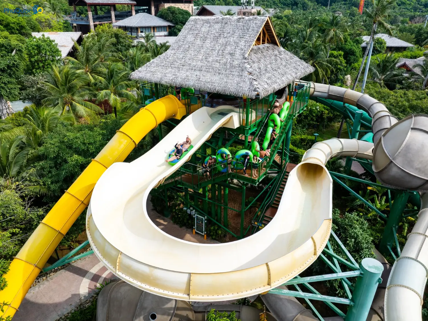 Đường trượt Wavy Whirl Lốc Xoáy Nhiệt Đới mới nhất tại công viên nước Aquatopia 2026