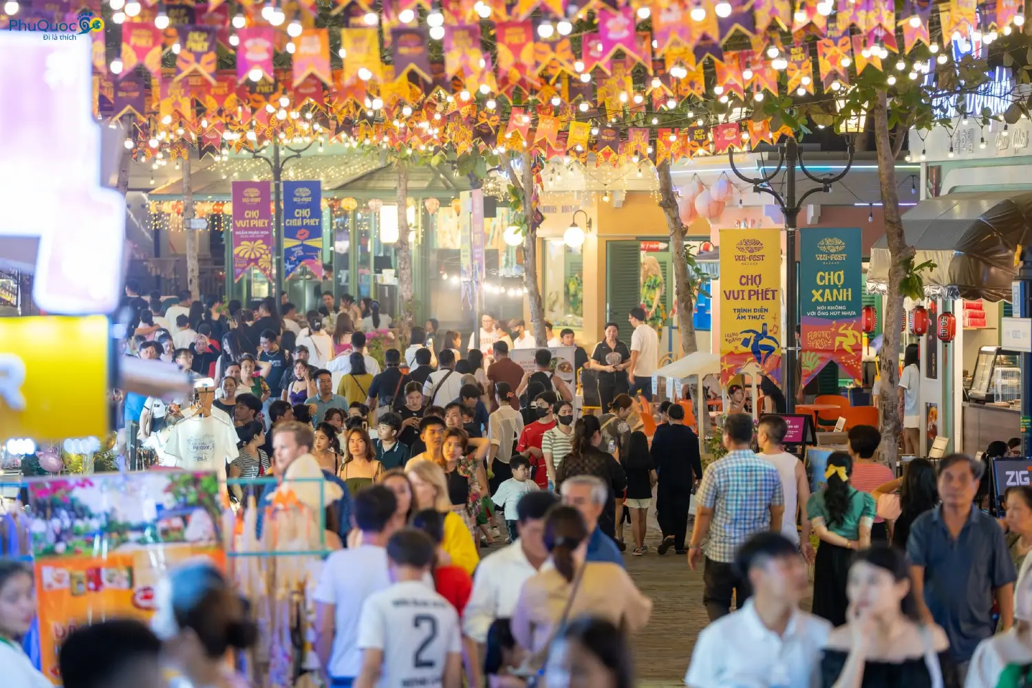 Chợ đêm Vui Fest Bazaar Phú Quốc nhộn nhịp về đêm ngay bên bờ biển Thị trấn Hoàng Hôn
