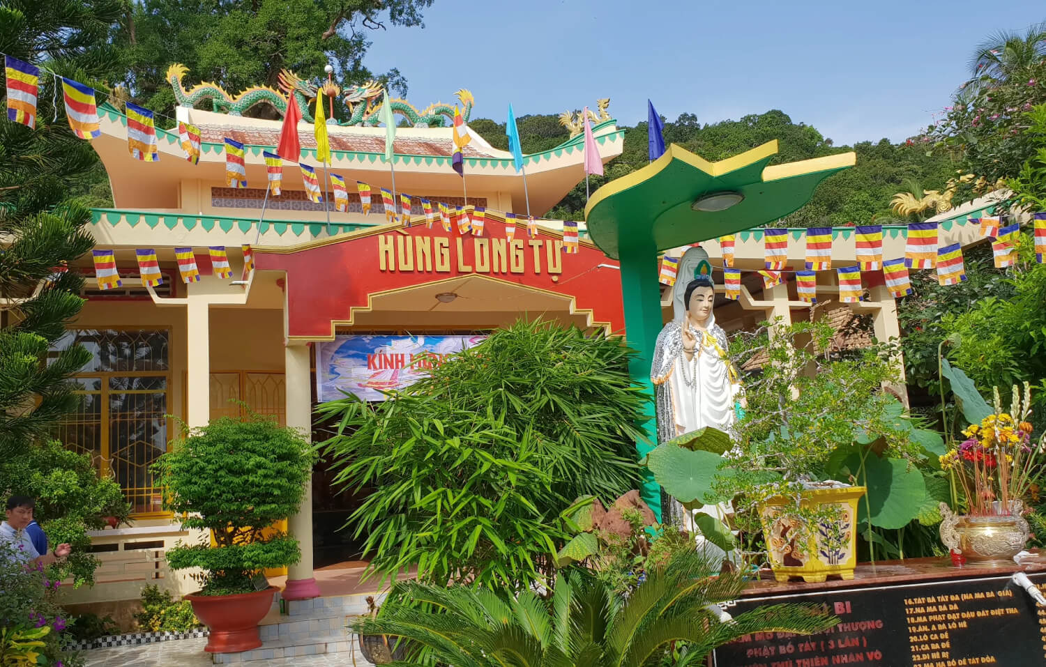 Toàn cảnh Hùng Long Tự Phú Quốc ẩn mình giữa không gian núi rừng xanh mát
