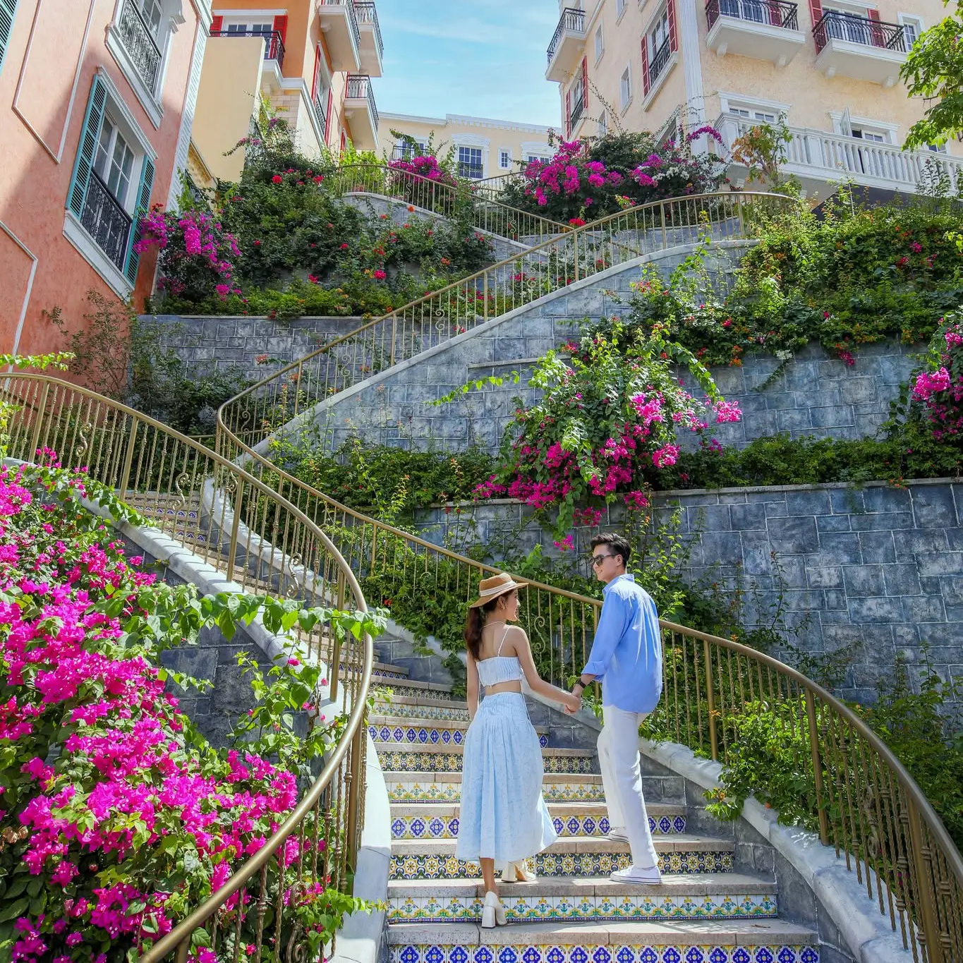 Thang Rồng Địa Trung Hải Phú Quốc uốn lượn giữa hai dãy shophouse phân khu The Center Sunset Town
