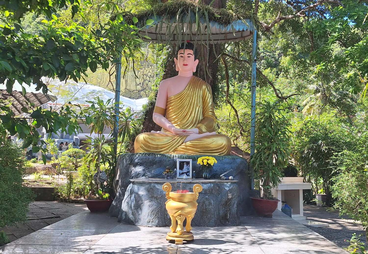 Tượng Phật Thích Ca Mâu Ni tọa thiền thanh tịnh phía sau chánh điện Hùng Long Tự
